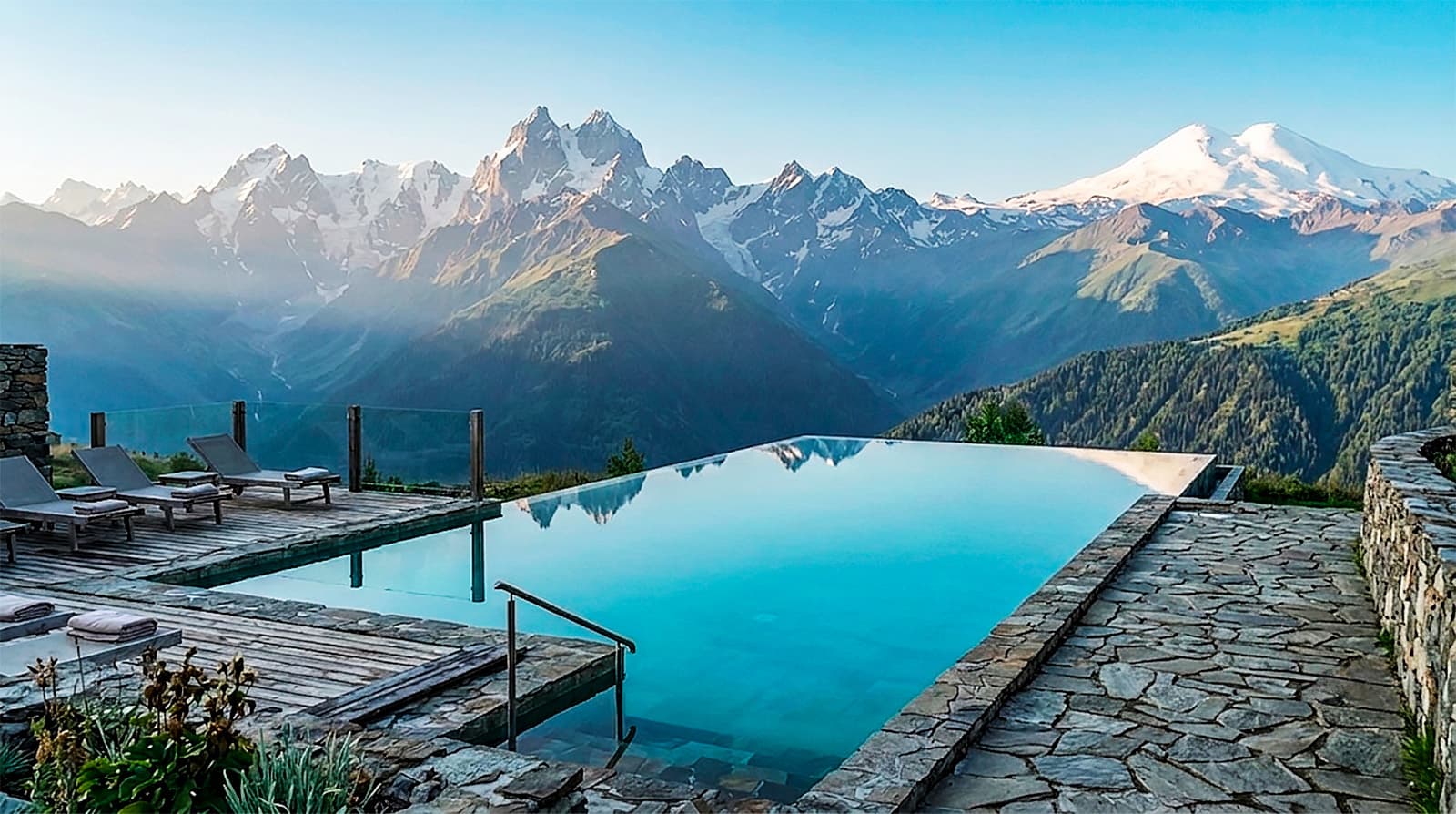 Hotel / resort pool